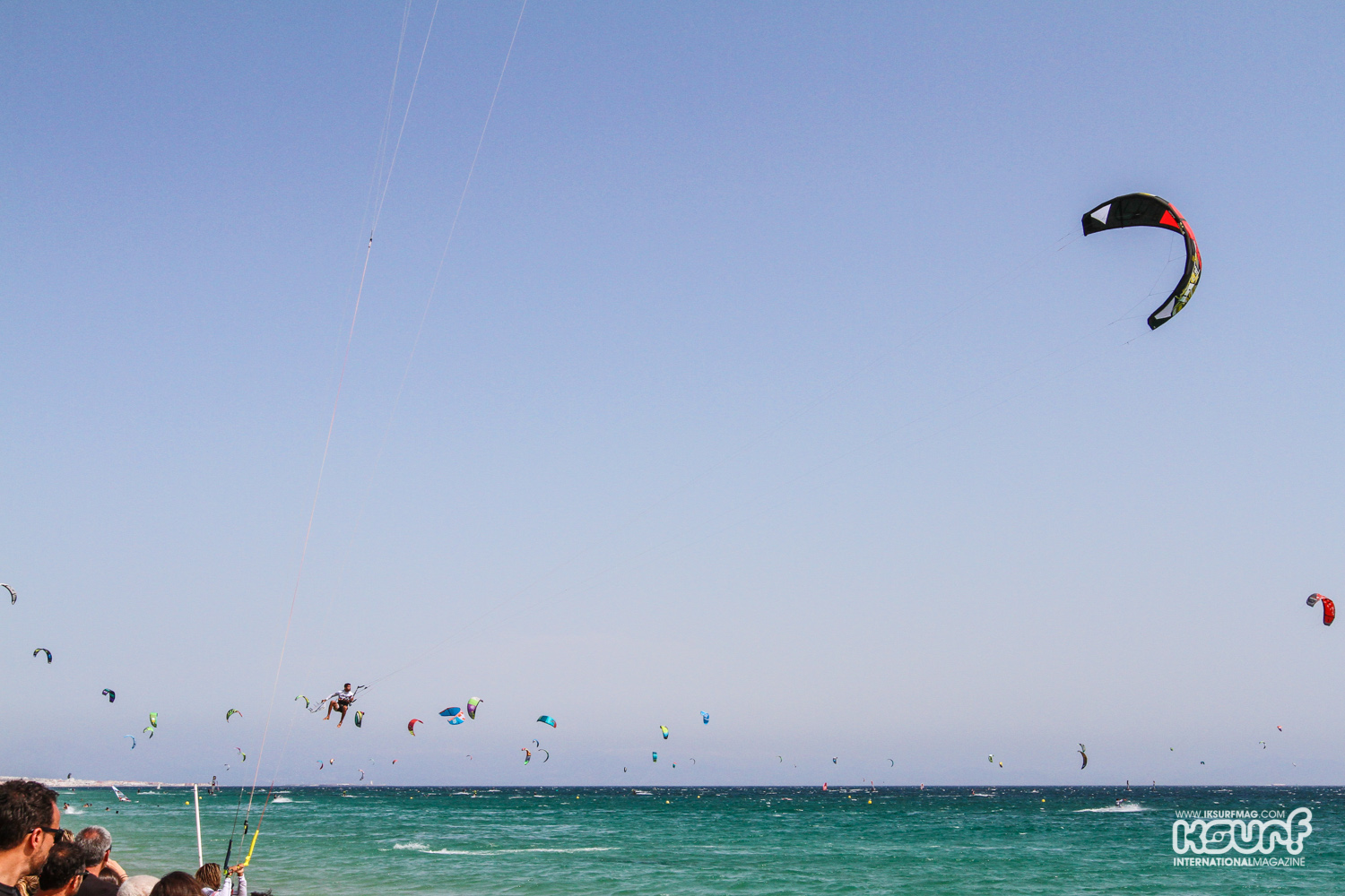 Portugeezer Paulino Pereria was pulling some ridiculous kiteloops right in front of the crowd!