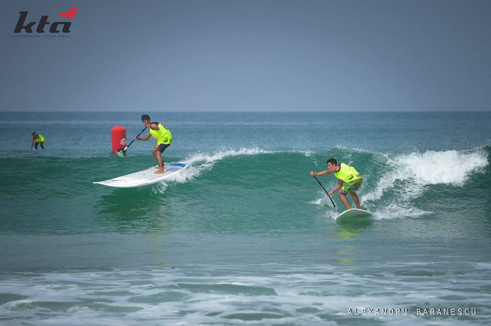 SUP racers heading for the finish.