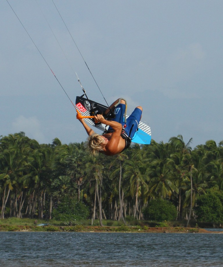 Kitesurfing Technique - Unhooked Popped Front Nose Grab to Toeside