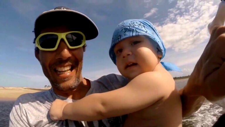 Kitesurfing with my 1 year old kid...Velejando na lagoa com meu filho com 1 ano.