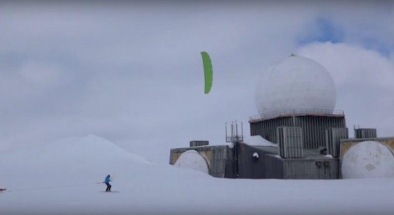 Crossing Greenland with Snowkites