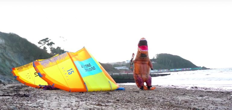 Dinosaur Kitesurfing - Flat water strapless be like... #courtintheact