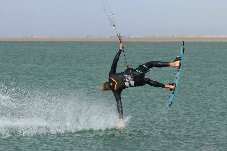 Kitesurfing Technique - Hand Drag Back Roll