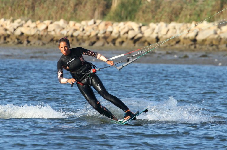 Twin Tip Heel to Toe Carve with Downloop Kitesurfing Technique