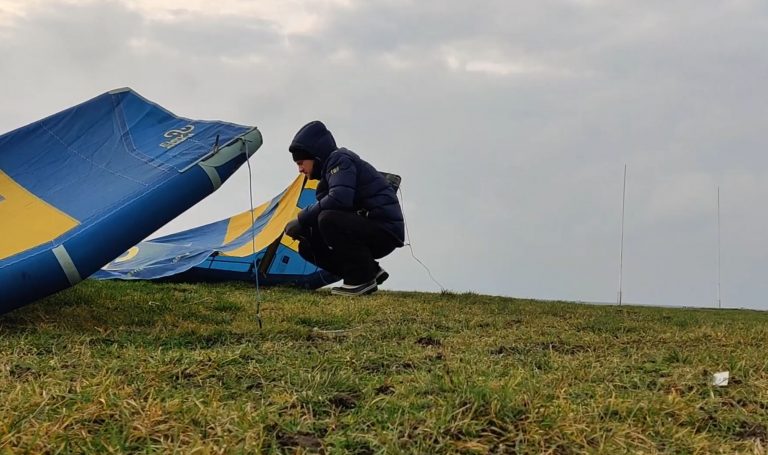 COOOOLD! Winter kitesurfing, a typical Scandinavian grey day | VLOG by ME. | 10