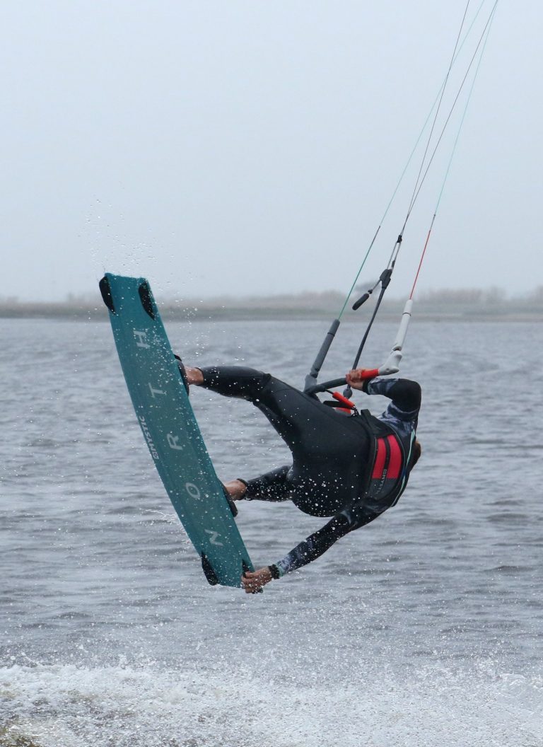 Kitesurfing Technique - Pop Back Roll to Toeside with Front Hand Grab