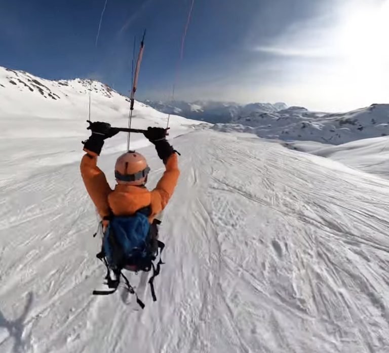 Proximity flight by kite around the sticks of a skislope / snowkite