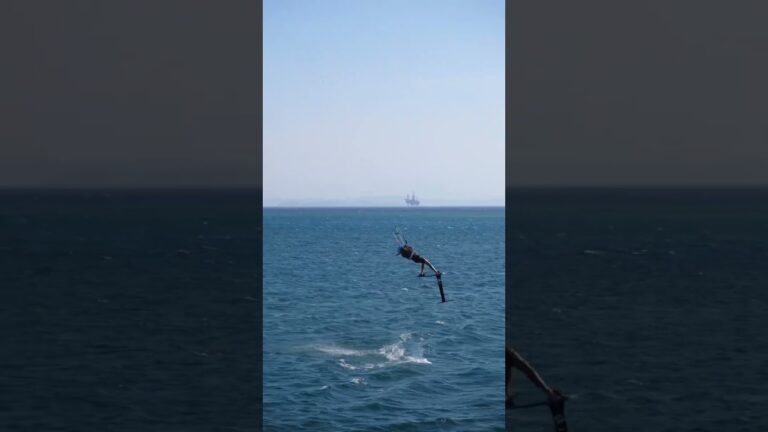 Finn Flügel | Flying in the middle of the Red Sea