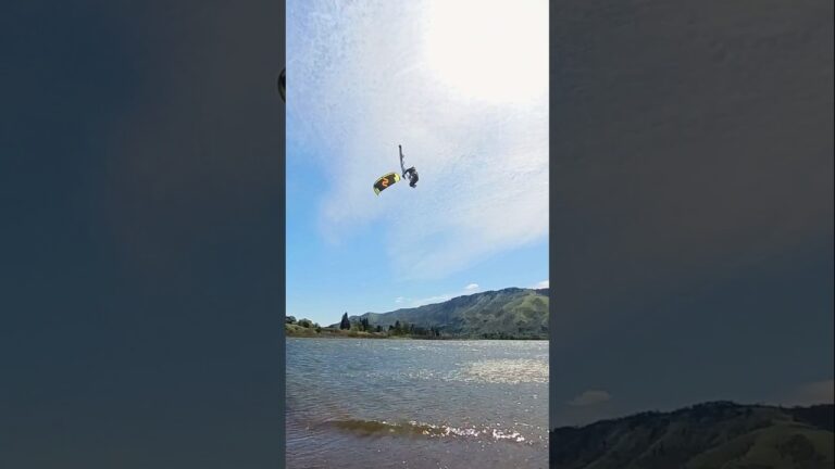 Kiteloop boardoff by the fin New gear, new level. #slingshotkite #bigair #kiteboarding #inspire