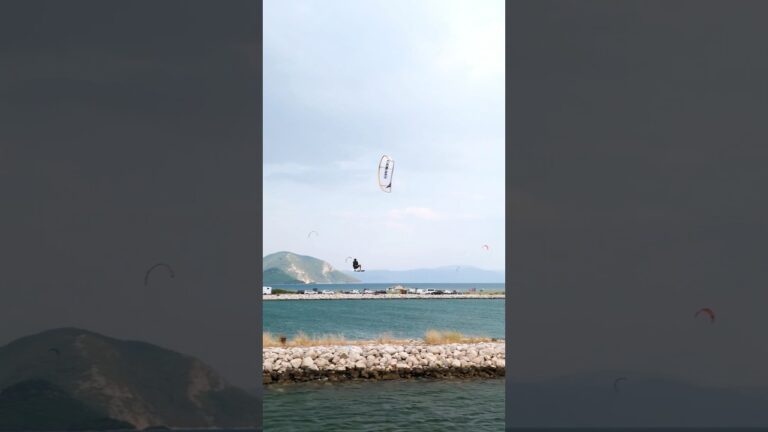 I looped a 15m kite in 15knots ‍