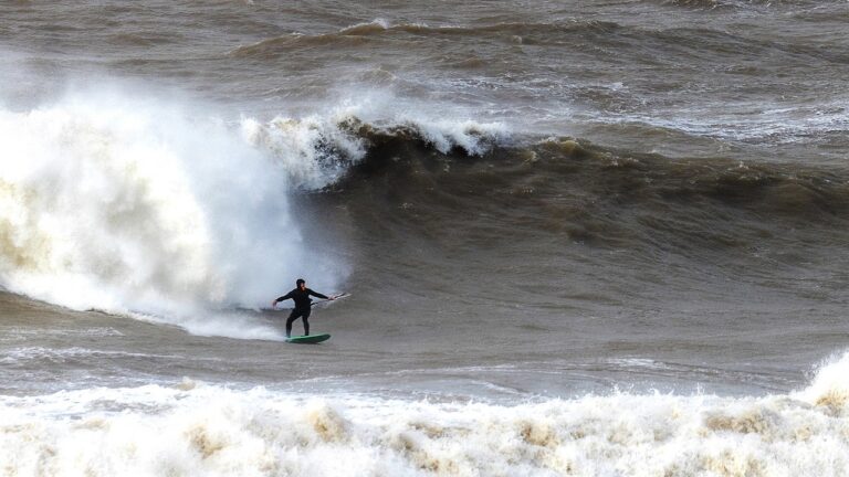 EPIC WINTER STORM WAVES!