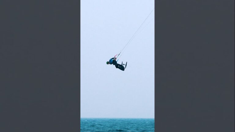 Technique. Strategy. Lorenzo goes straight to the Hydrofoil semis! #gkakiteworldtour #kitesurfing